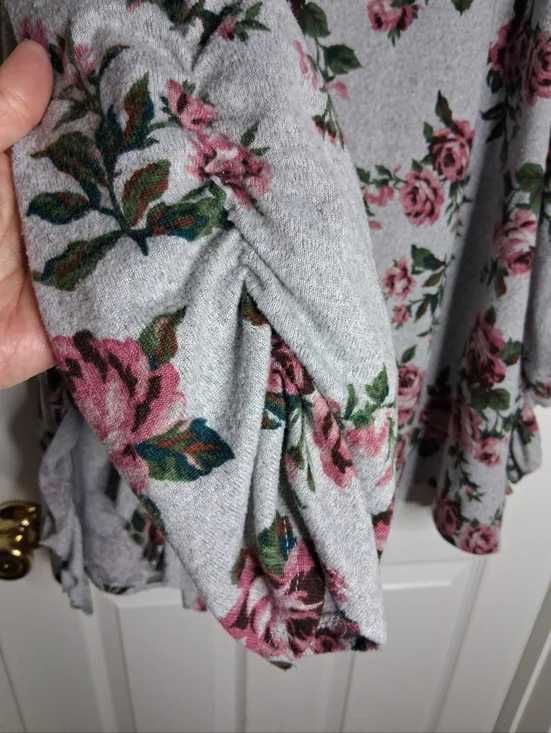 Lightweight Fleece Like Grey Floral Pink Rose Ruched Sleeve Top - Women SZ 4X - Picture 2 of 7